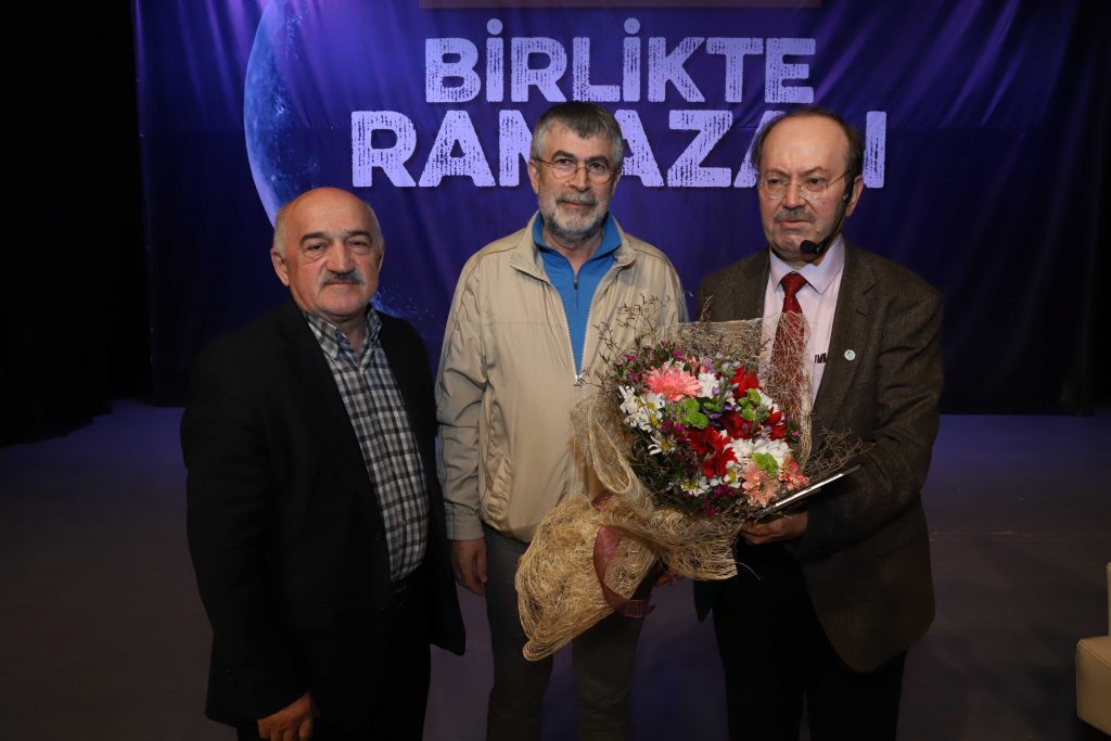 GAZETECİ YAZAR YUSUF KAPLAN ORDULULAR İLE BULUŞTU gazete2