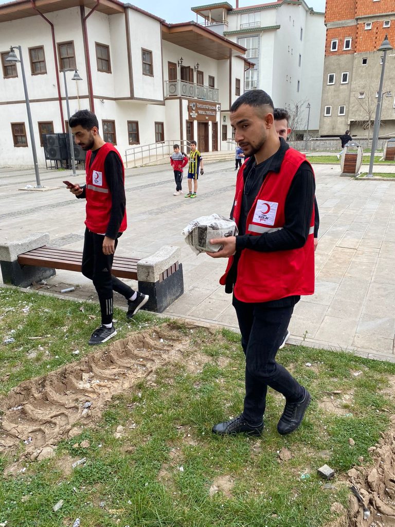 KIZILAYLI GENÇLERDEN ANLAMLI ÇALIŞMA! kiz5