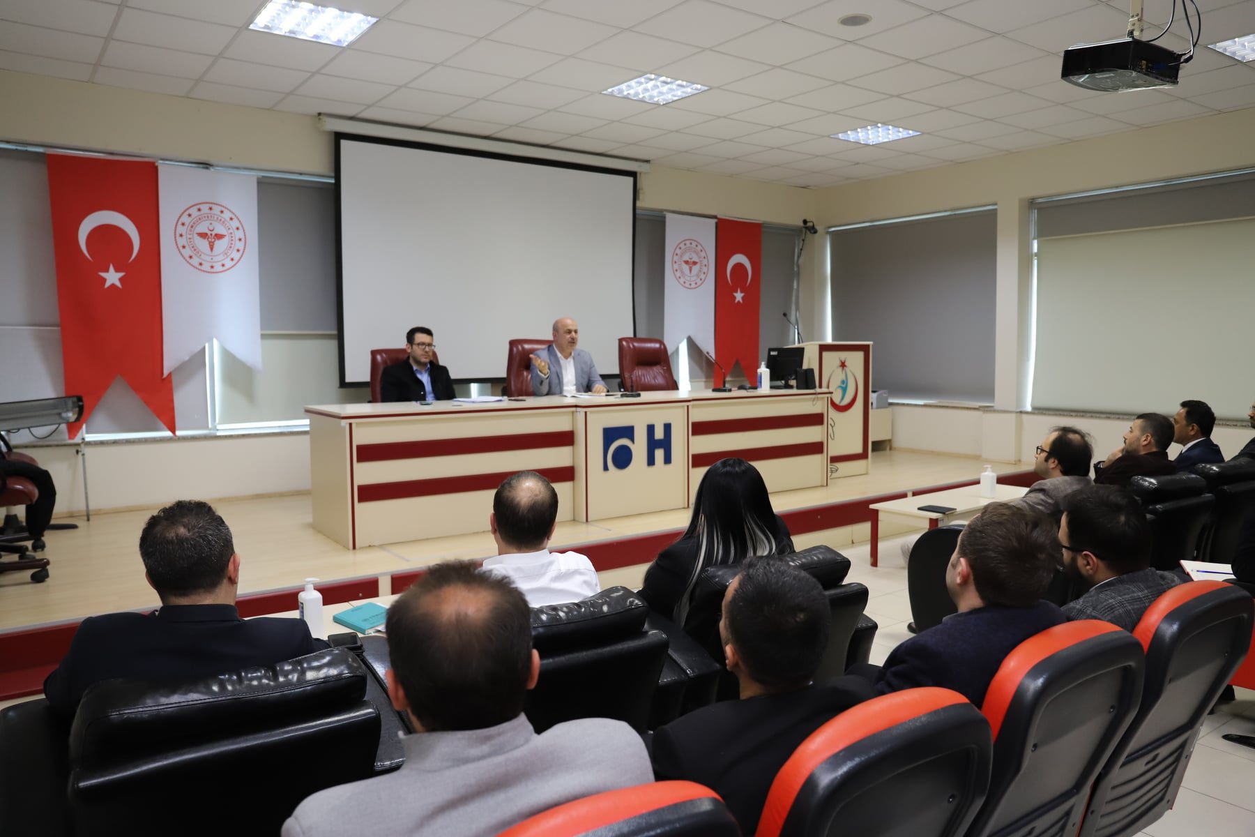 Sağlık Müdürü Dr.Mustafa Kasapoğlu’nun başkanlığında gerçekleştirilen toplantıya müdürlüğümüz yöneticileri ve