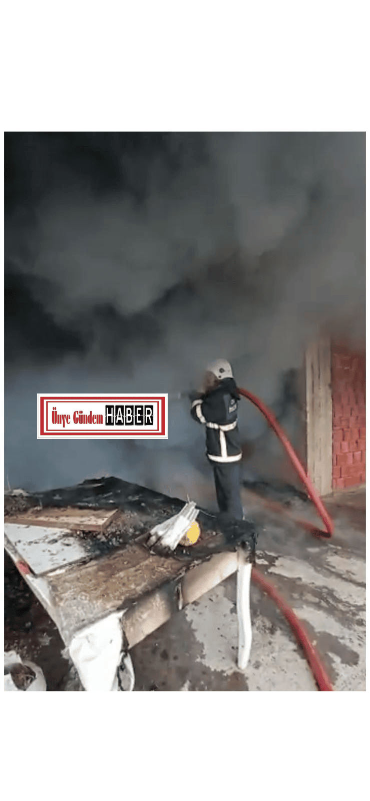 Polisin güvenlik önlemi aldığı binaya giren itfaiye ekipleri, yangını kısa