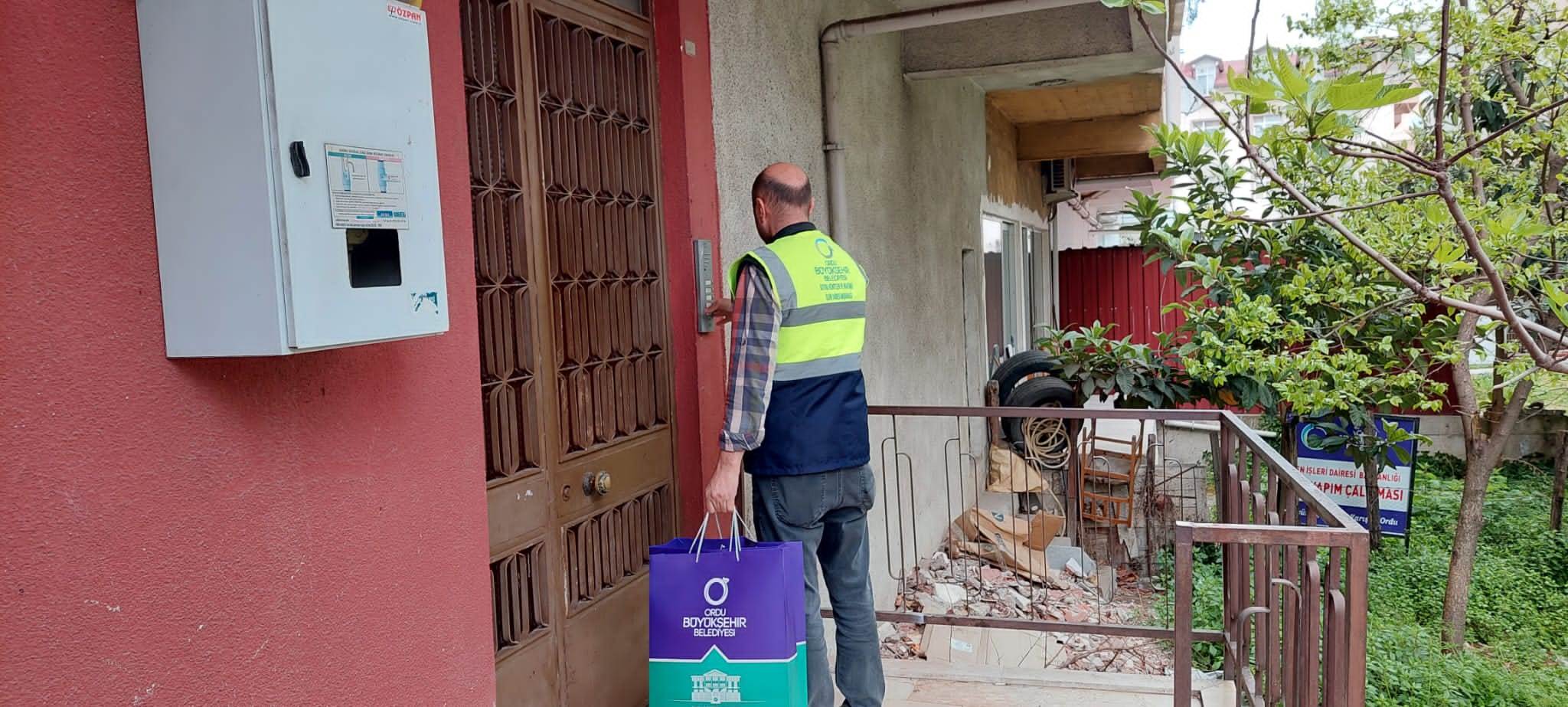Ordu Büyükşehir Belediyesi Ramazan Bayramı’nda ihtiyaç sahibi ailelerin çocuklarına bayramlık