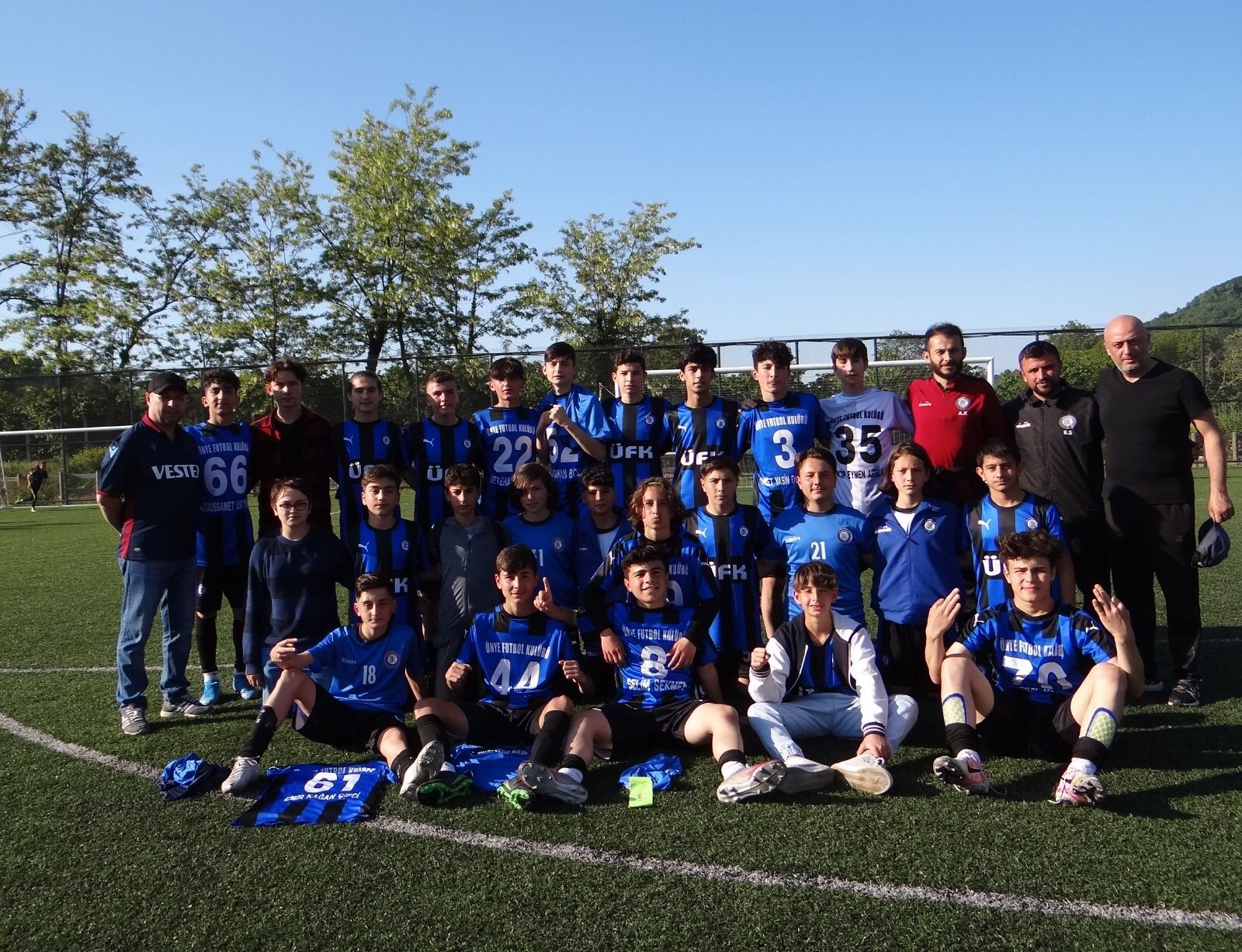 U-14 Lig’inde karşı karşıya gelen iki Ünye takımının mücadelesinde sahadan