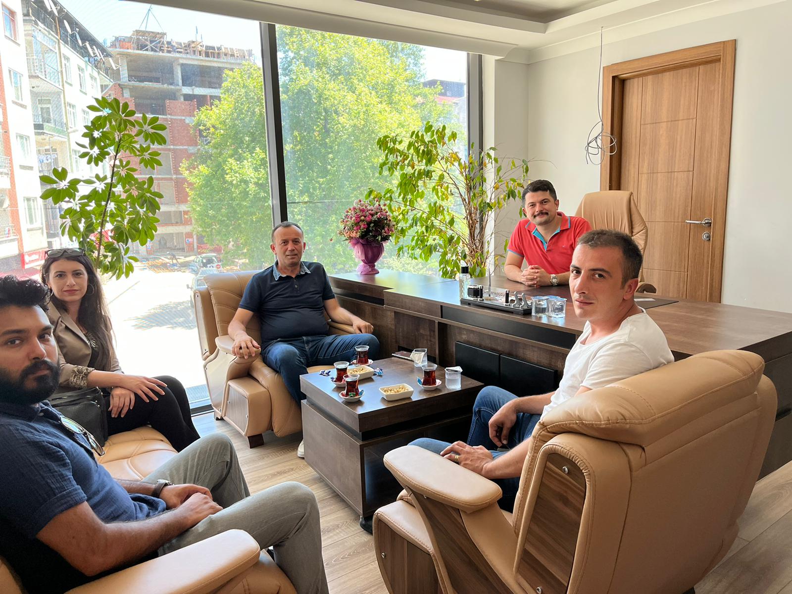 Bir taraftan transfer süreci ile ilgilenen, bir taraftan da şehirdeki