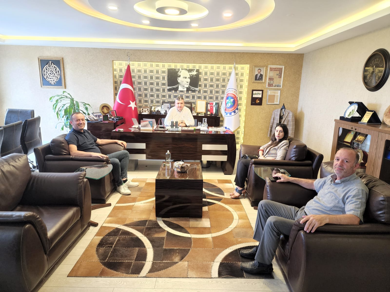 Ünye 1957 Spor Kulübü Başkanı Osman Karayiğit ve beraberinde Kulüp