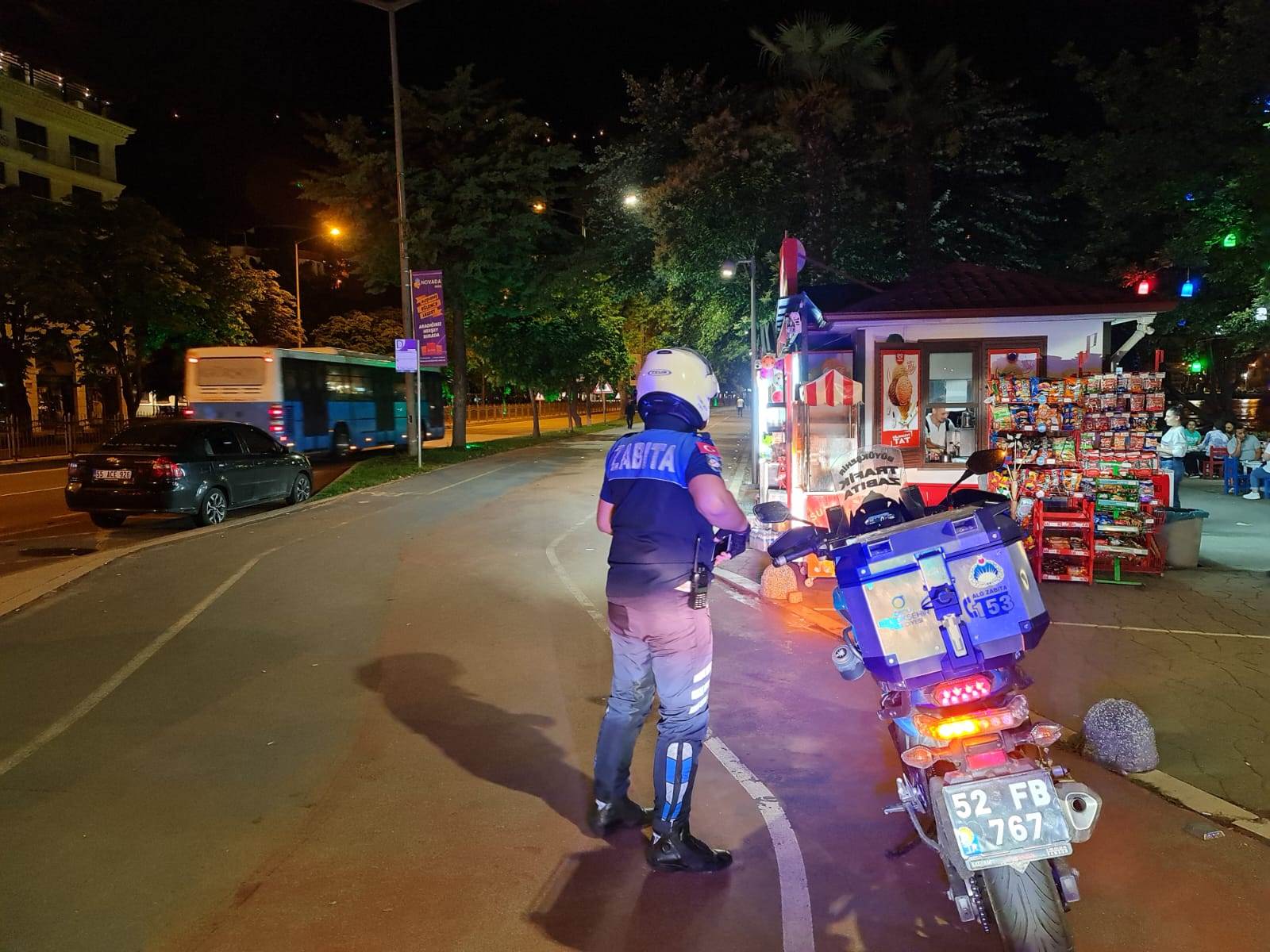 Ordu Büyükşehir Belediyesi Zabıta ekipleri sahillerde kaldırım işgali ve seyyar