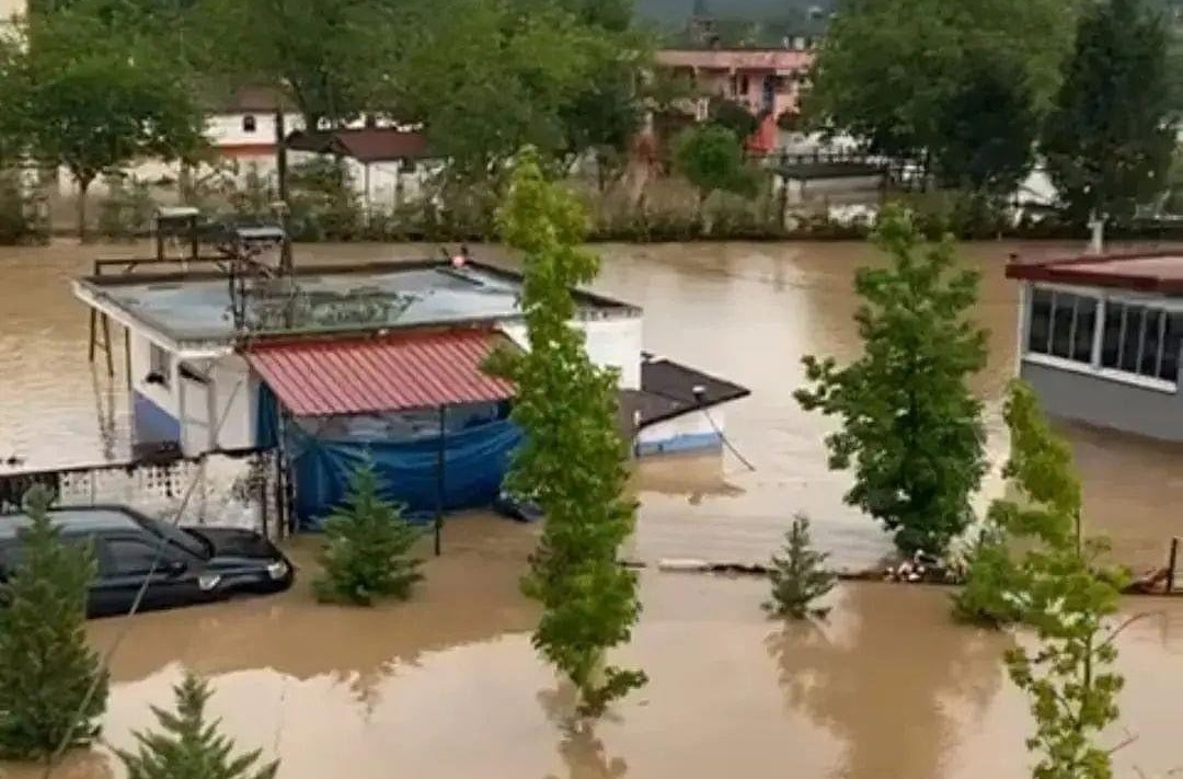 ORDU’nun Fatsa ilçesinde, şiddetli yağış nedeniyle dere taşarken, 2 iş yeri ile