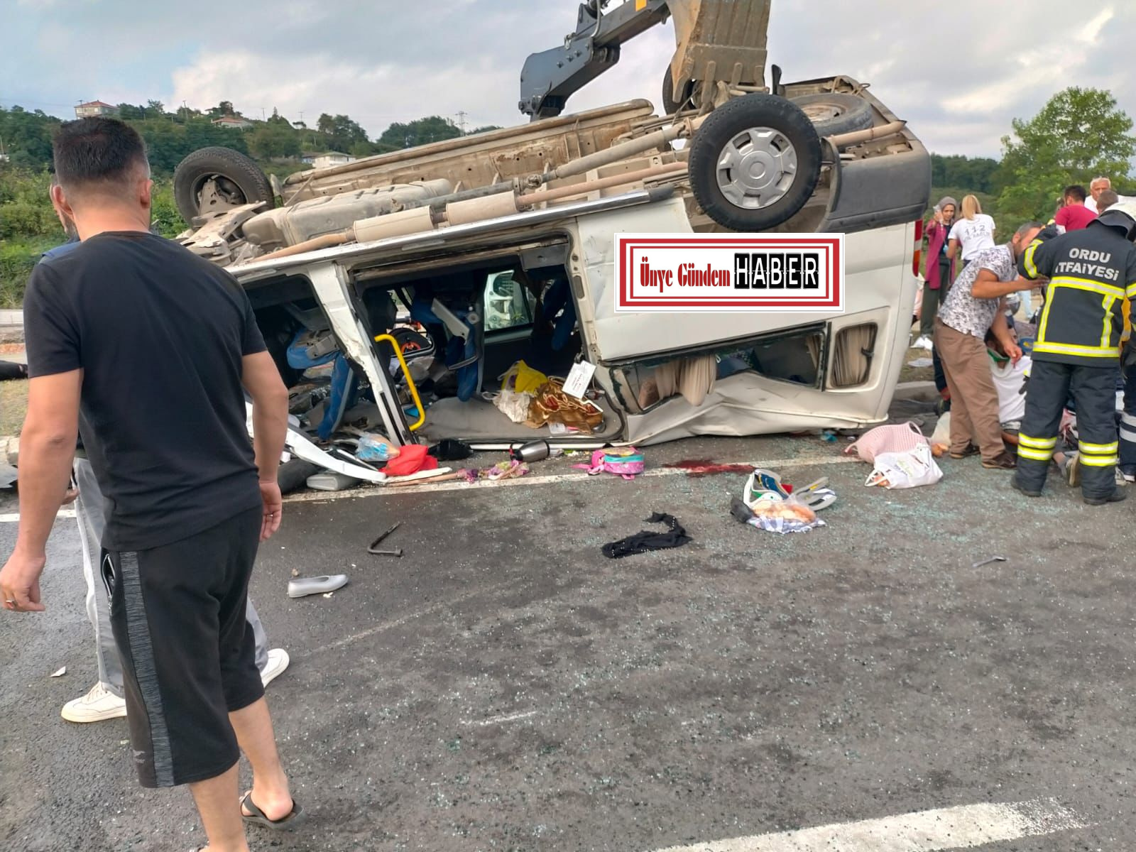 Ünye’de fındık işçilerini taşıyan minibüs ile hafif ticari aracın çarpmas