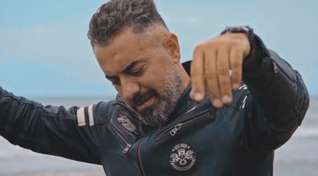 ÜNLÜ SANATÇIDAN DİKKAT ÇEKEN KLİP K2