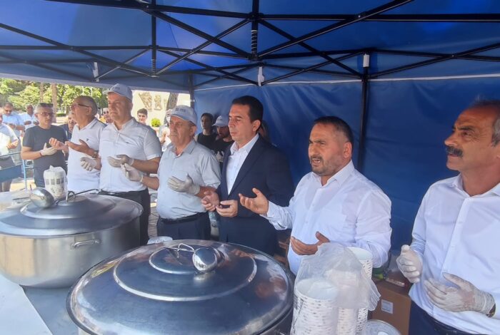 Ünye Belediyesi, Muharrem ayı nedeniyle Cumhuriyet meydanında aşure dağıtımı gerçekleştirdi.