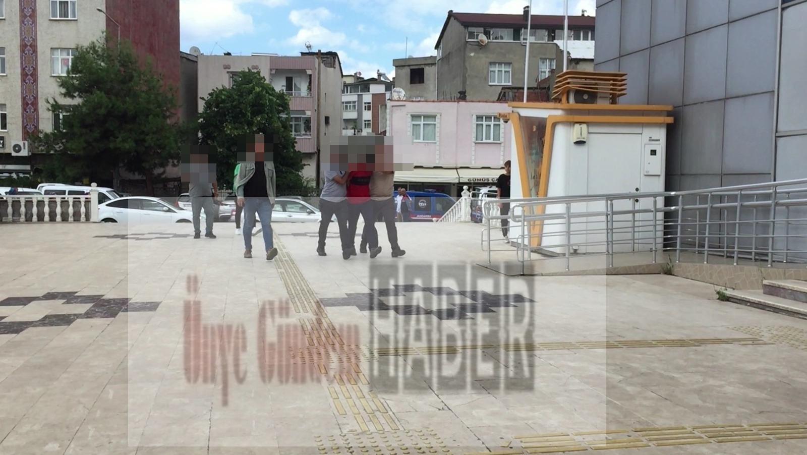  Cinayet zanlısı adliyedeki işlemlerinin ardından tutuklanarak cezaevine gönderildi.