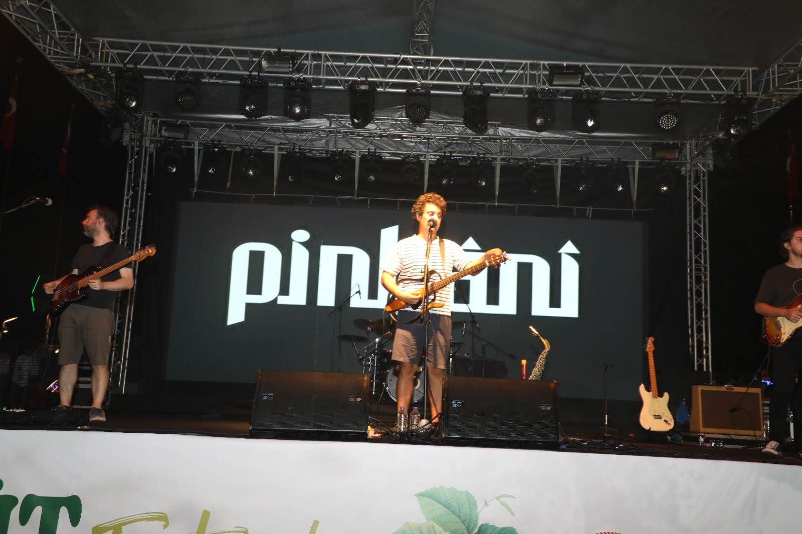 Ünlü rock grubu Pinhani Orduluları coşturdu.