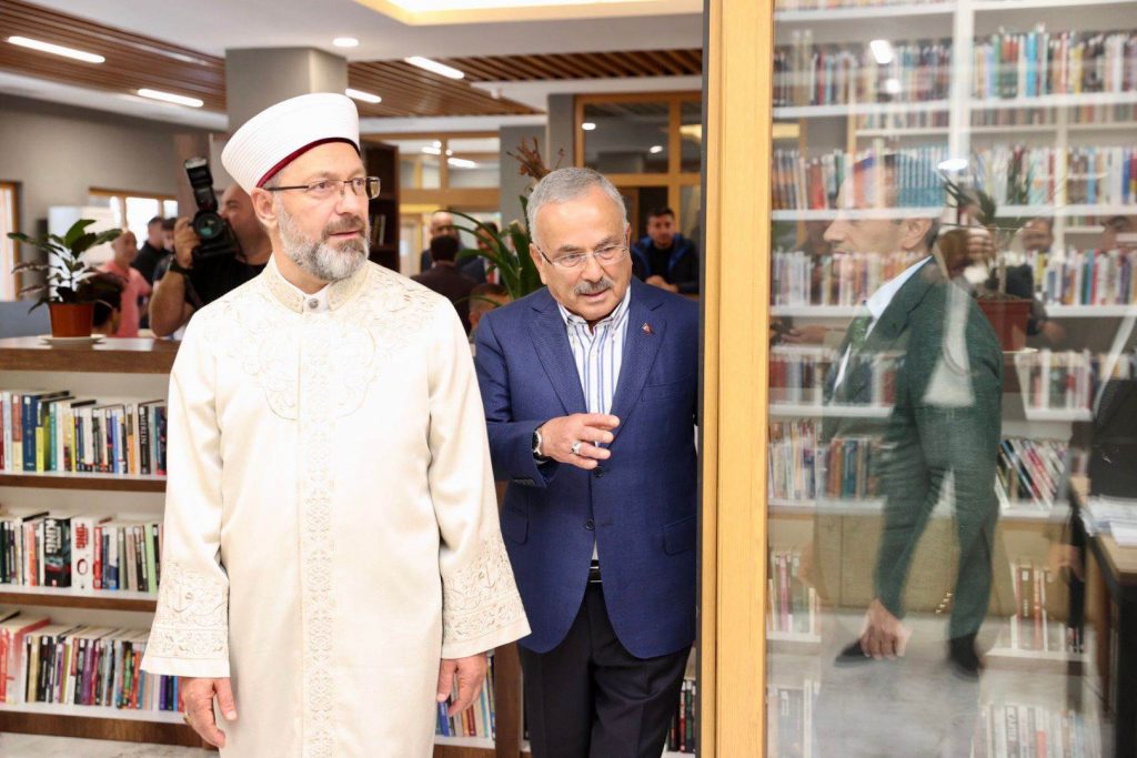 BAŞKAN ERBAŞ, “KÜTÜPHANE ÇALIŞMALARINI OLUMLU BULUYORUM” er