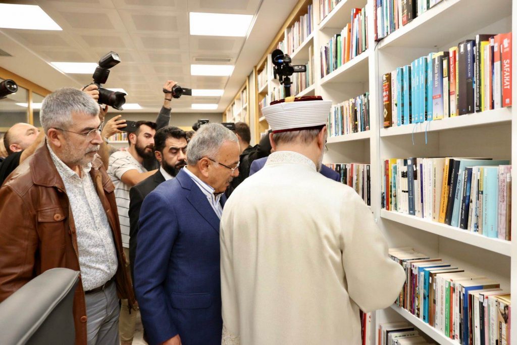 BAŞKAN ERBAŞ, “KÜTÜPHANE ÇALIŞMALARINI OLUMLU BULUYORUM” er1