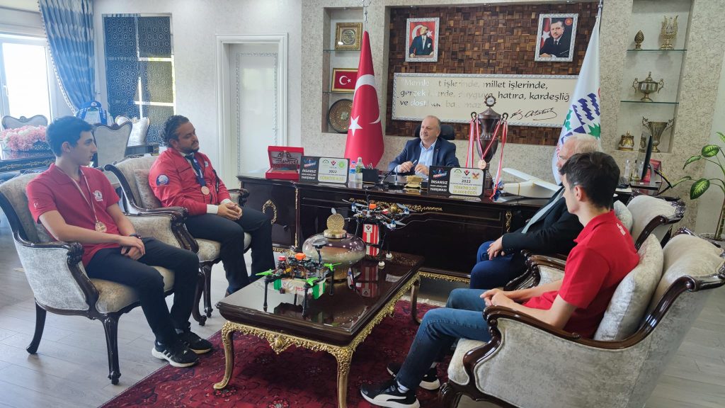 BAŞKAN TAVLI BAŞARILI ÖĞRENCİLERİ TEBRİK ETTİ o3