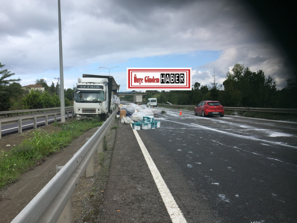 TIR , REFÜJE ÇARPARAK DURDU Adsiz tasarim 73