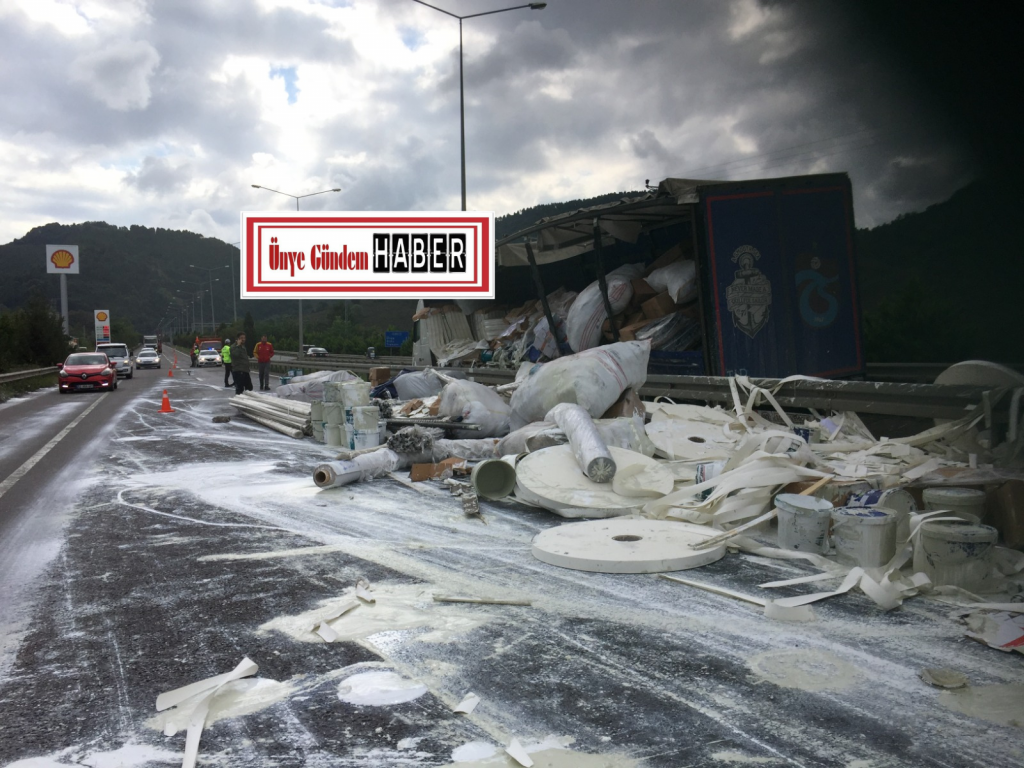 TIR , REFÜJE ÇARPARAK DURDU Adsiz tasarim 74