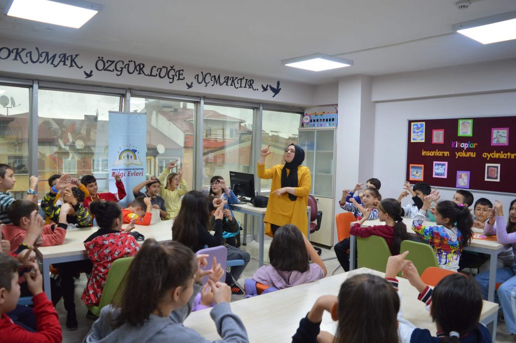 ÖĞRENCİLERİN GÖZDESİ BİLGİ EVLERİ o