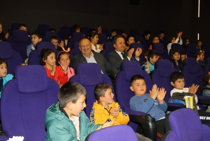 ÜNYE BELEDİYESİ’NDEN ÖĞRENCİLERE SİNEMA KEYFİ si