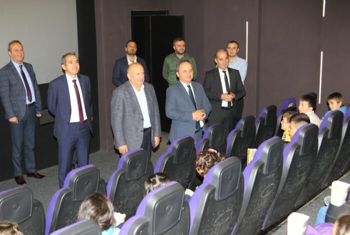 ÜNYE BELEDİYESİ’NDEN ÖĞRENCİLERE SİNEMA KEYFİ si1