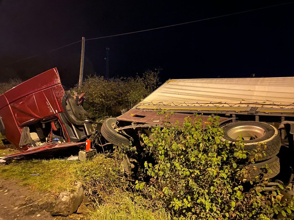 TIR ŞARAMPOLE DEVRİLDİ TI