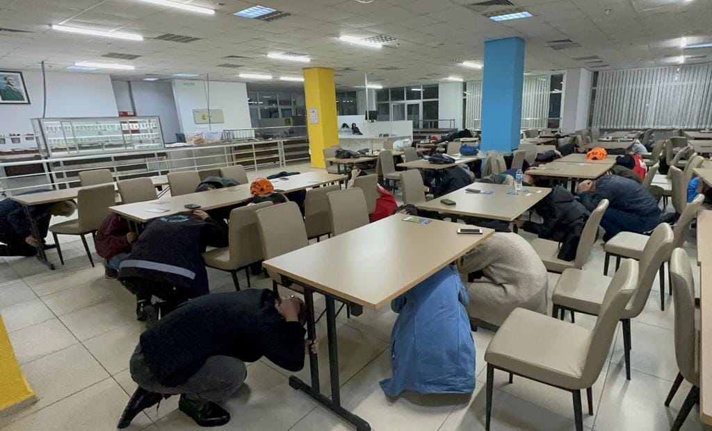 Çök-Kapan-Tutun Deprem Anı Tatbikatı Yapıldı c1