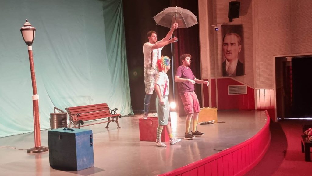 FATSA’DA ÇOCUKLARIN TİYATRO SEVİNCİ fa1