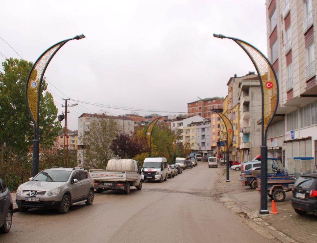 Ordu Büyükşehir Belediyesi tarafından Kumru ilçe merkezinde başlatılan aydınlatma çalışmalarıyla