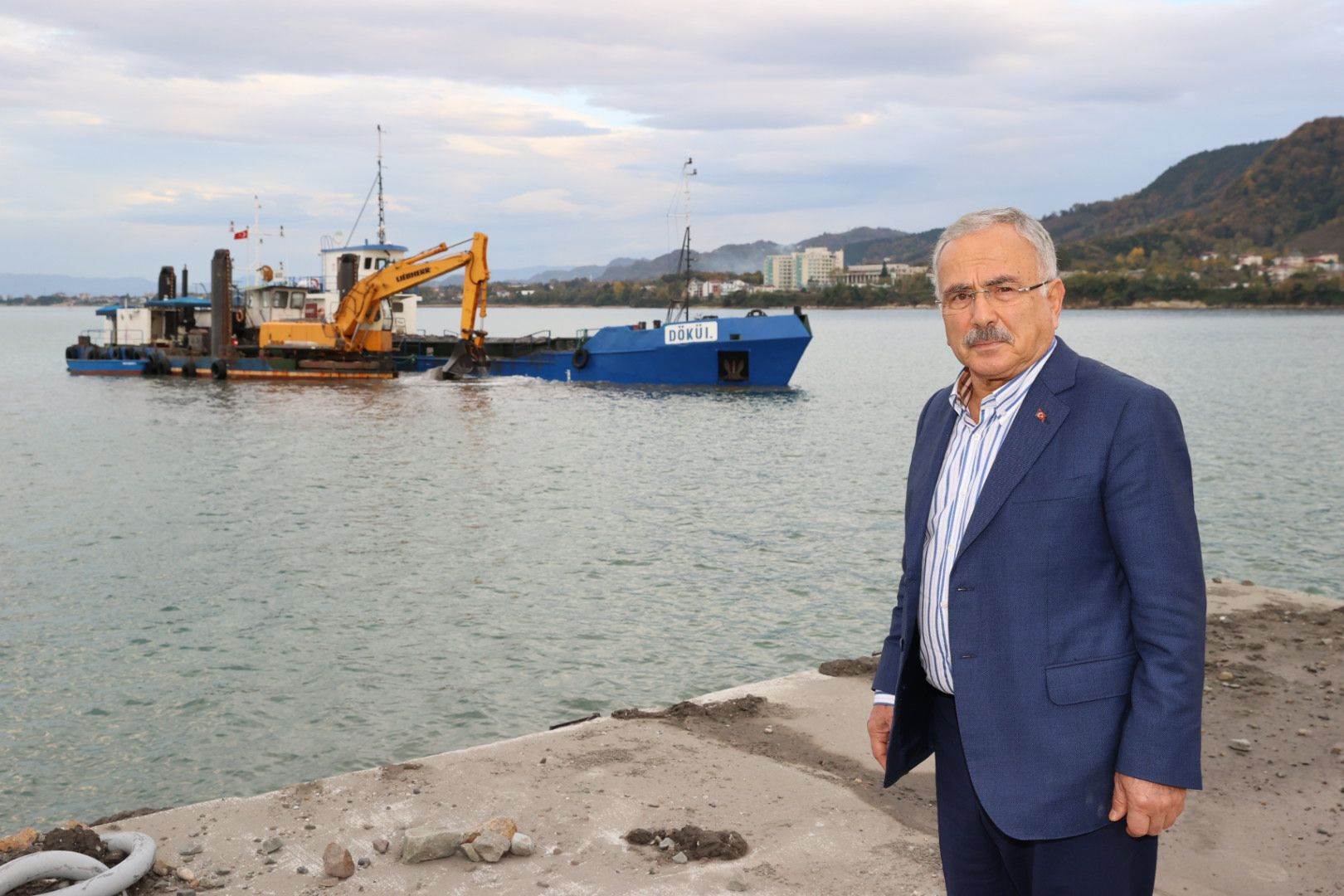 RO-RO SEFERLERİNİN DEVAM ETTİĞİ ÜNYEPORT’TA SU DERİNLİĞİ ARTTIRILIYOR. ÜNYEPORT’TA YAKIN
