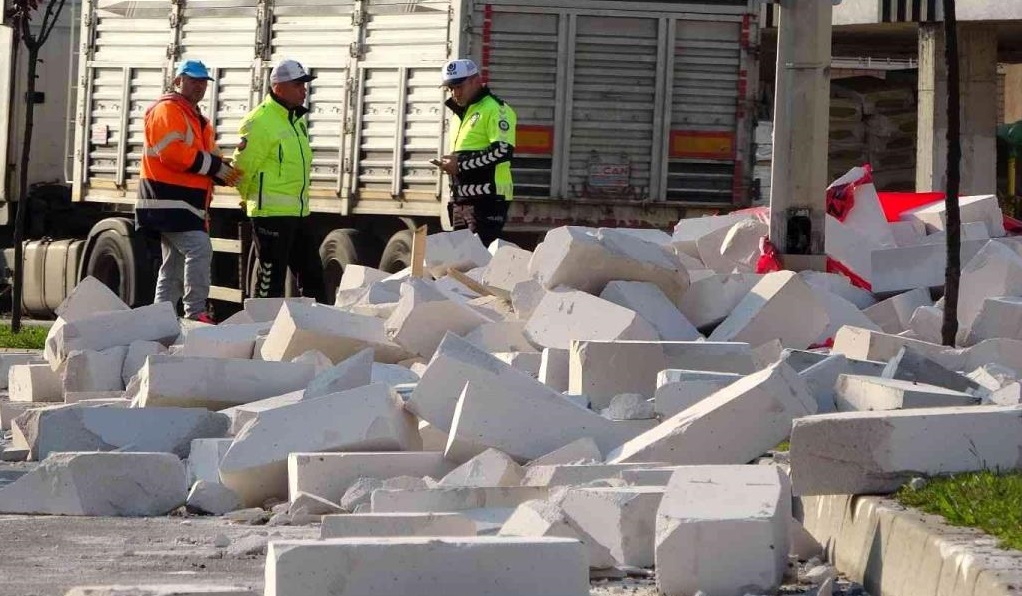ORDU'DA TIRDAN DÖKÜLEN BETON, TRAFİĞİ AKSATTI TIR
