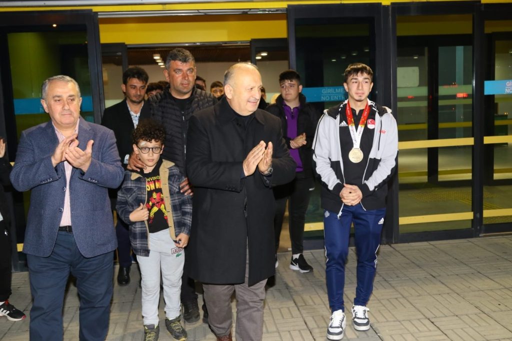 BAŞKAN TAVLI “YUSUF FEHMİ GENÇ GURURUMUZ OLDU” ba2 1