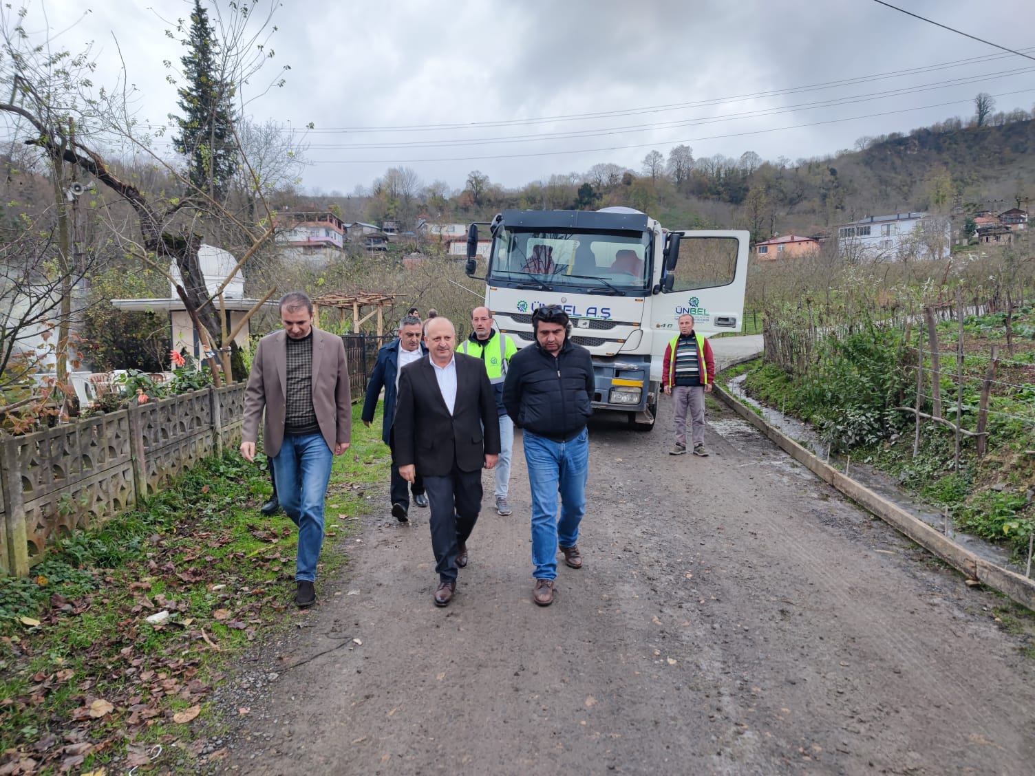Ünye’de beton yol seferberliği devam ederken çalışmaları tamamlanan mahallelerde vatandaşlar