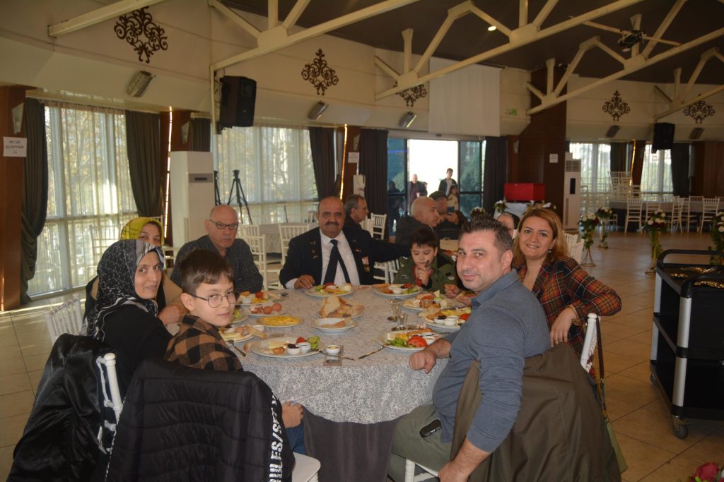 ŞEHİT VE GAZİ AİLELERİ KAHVALTIDA BULUŞTU s4