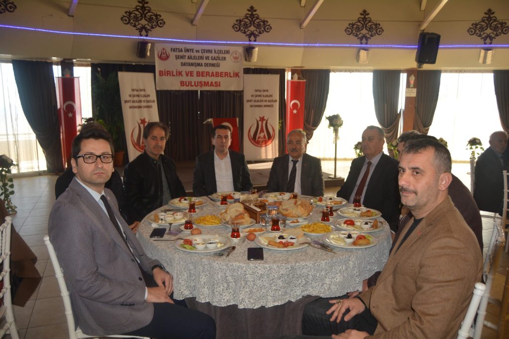 ŞEHİT VE GAZİ AİLELERİ KAHVALTIDA BULUŞTU s5