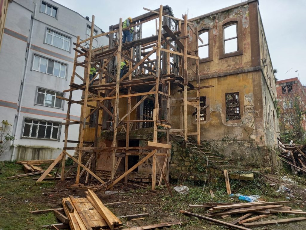TARİHİ KONAKTA RESTORASYON BAŞLADI t 1