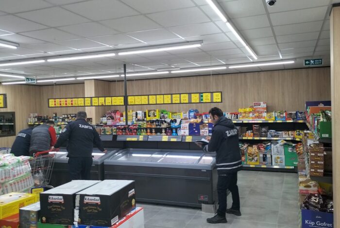 ÜNYE BELEDİYESİ ZABITA EKİPLERİ MARKETLERİ DENETLEDİ u