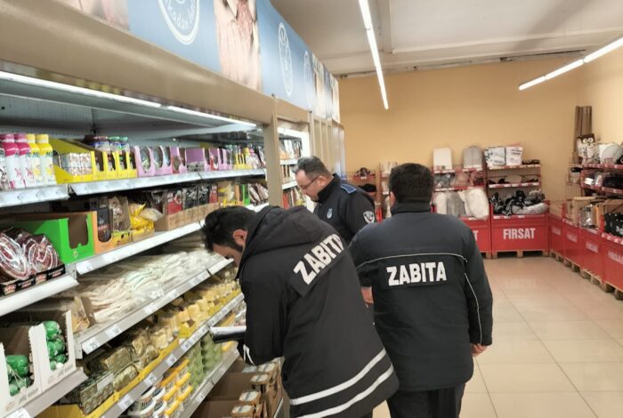 ÜNYE BELEDİYESİ ZABITA EKİPLERİ MARKETLERİ DENETLEDİ u1