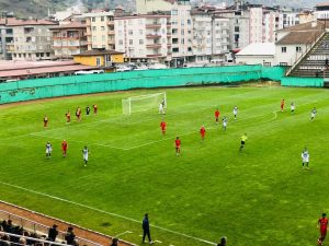 Bal ligi 4. Grupta mücadele eden yeşil beyazlı Ünye 1957