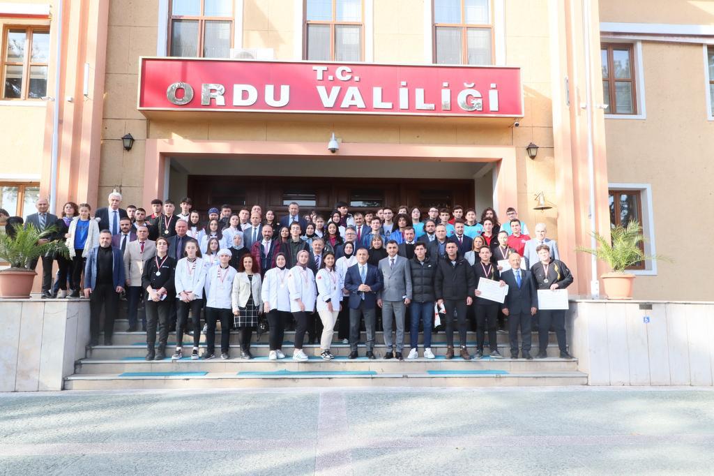 <strong>Vali Sonel, “Sizlerle Gurur Duyuyoruz”</strong> 2 2