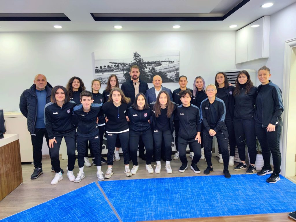 KADIN FUTBOL TAKIKINDAN BAŞKAN TAVLI'YA TEŞEKKÜR ZİYARETİ TAV