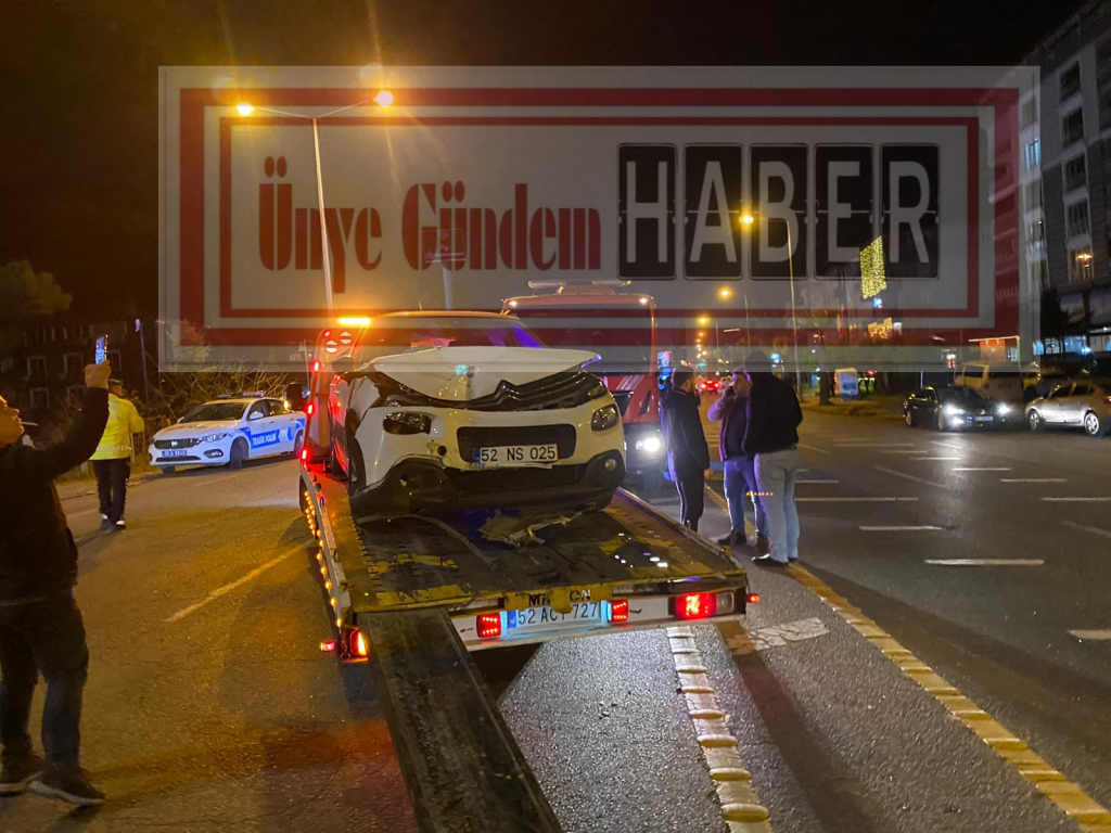 ÜNYE'DE HAFİF TİCARİ ARAÇ İLE OTOMOBİL ÇARPIŞTI image 25