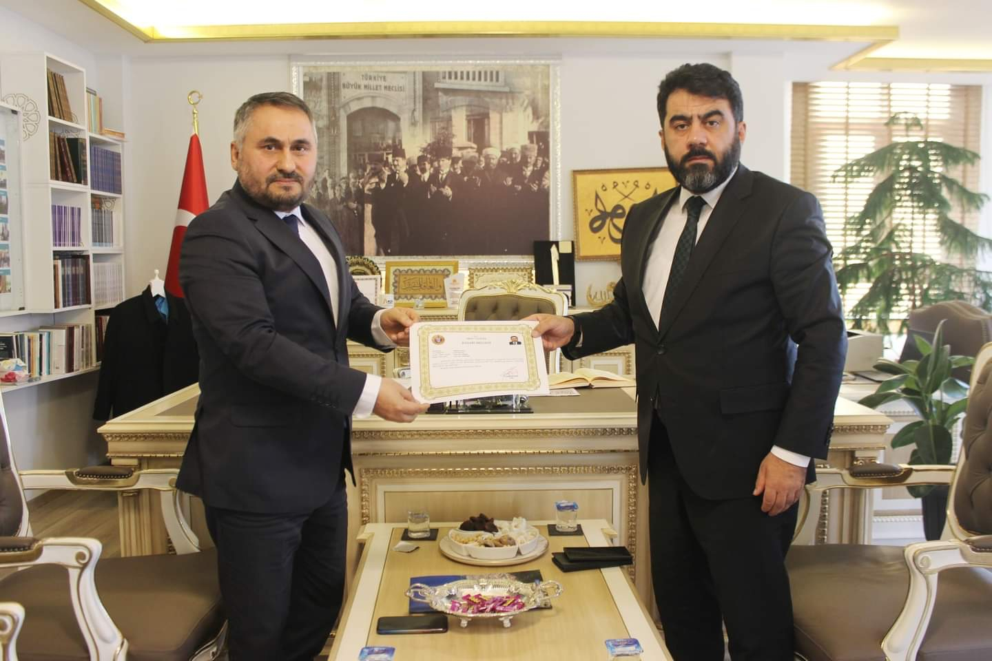 Sayın Valimiz İlçe Müftümüzü başarı belgesi ile taltif etti