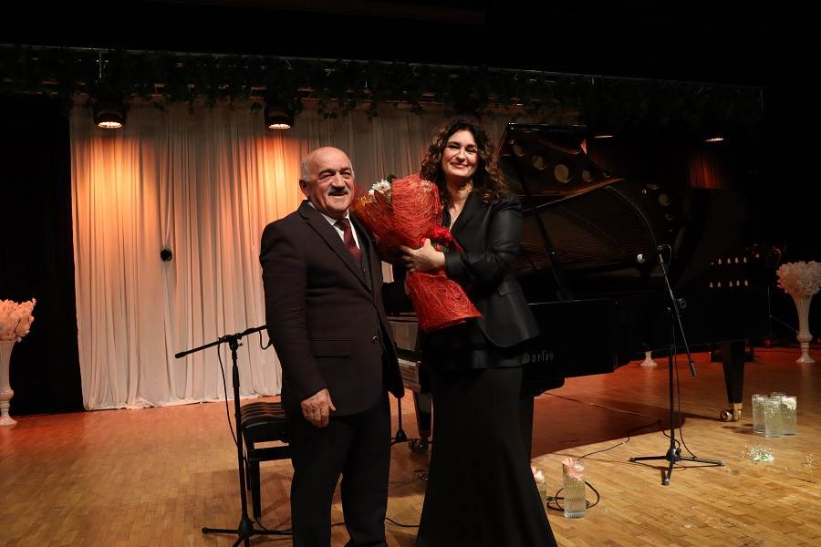 ORDU’DAN BİR ANJELİKA AKBAR GEÇTİ image 43