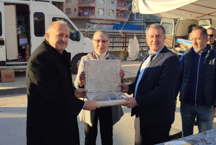<strong>PAZARCILARDAN BAŞKAN TAVLI’YA TEŞEKKÜR</strong> pa 1