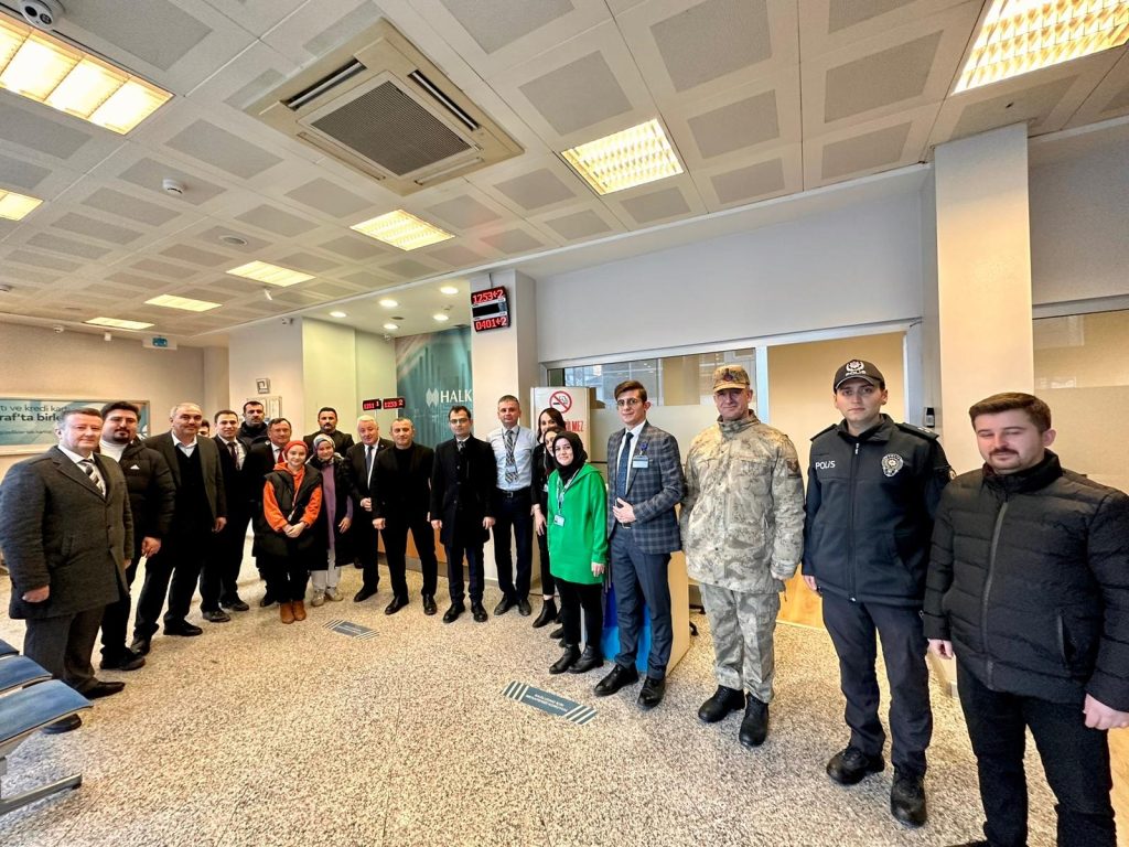 <strong>Vali Sonel, Sahada Olmaya Devam Ediyor</strong> so1