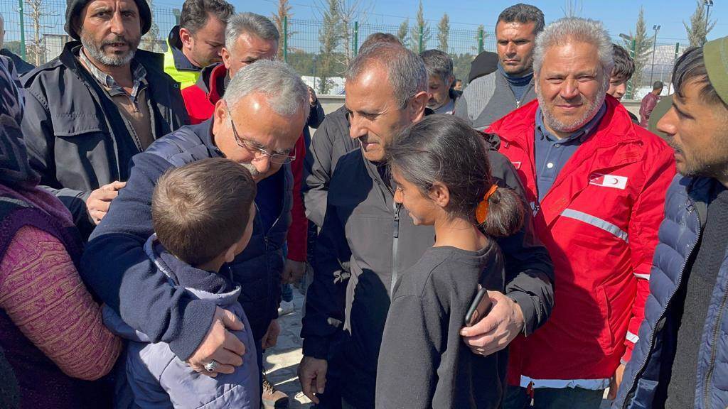 BAŞKAN GÜLER DEPREM BÖLGESİNDE BA1