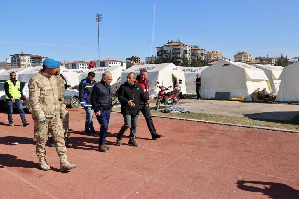 BAŞKAN GÜLER DEPREM BÖLGESİNDE BA2