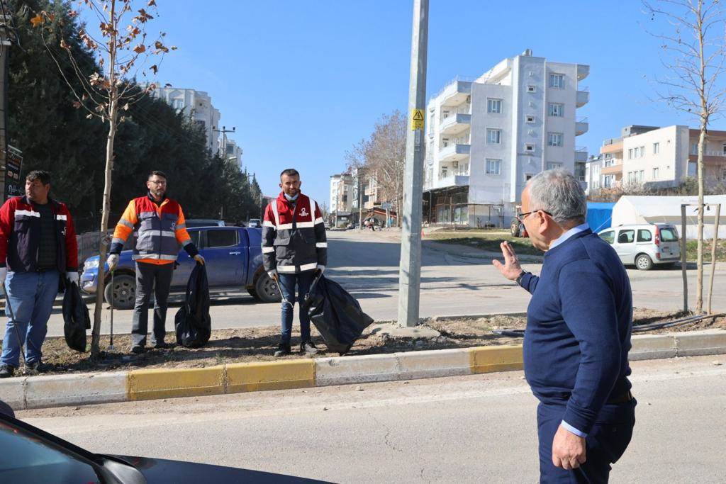BAŞKAN GÜLER DEPREM BÖLGESİNDE Ba4