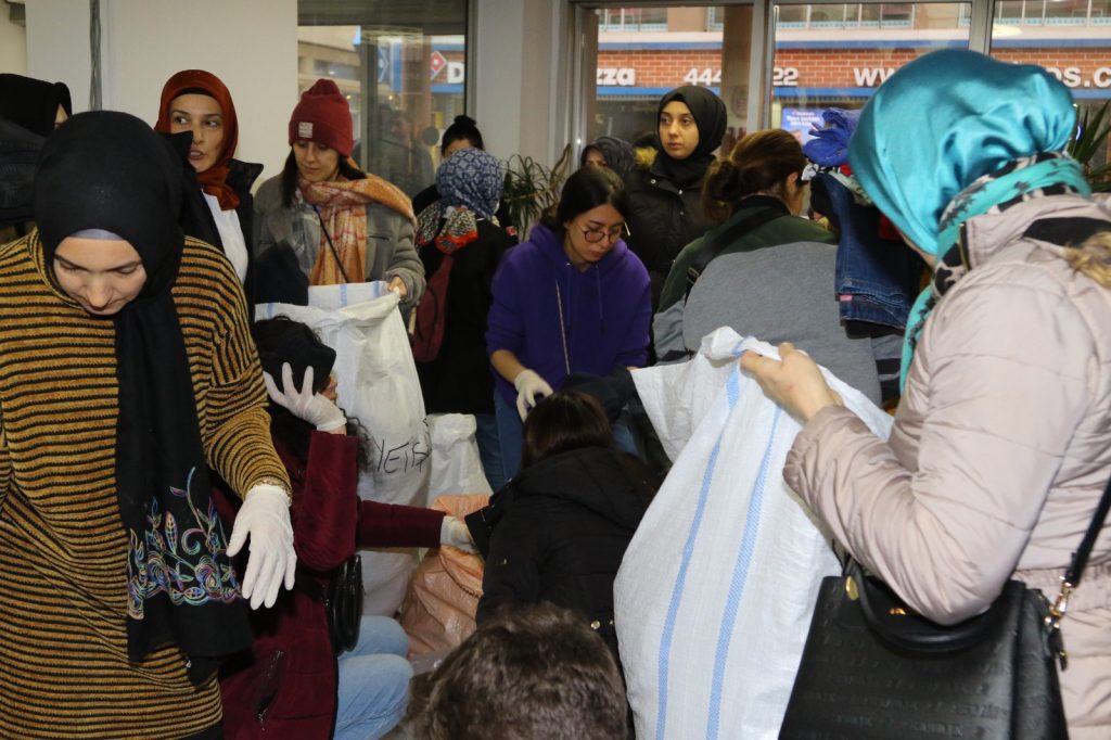 ÜNYE’DEN DEPREM BÖLGESİNE YARDIM TIRLARI ART ARDA YOLA ÇIKTI U1