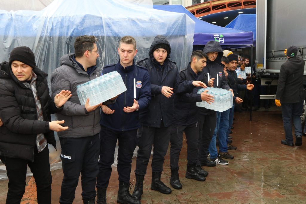 ÜNYE’DEN DEPREM BÖLGESİNE YARDIM TIRLARI ART ARDA YOLA ÇIKTI U3