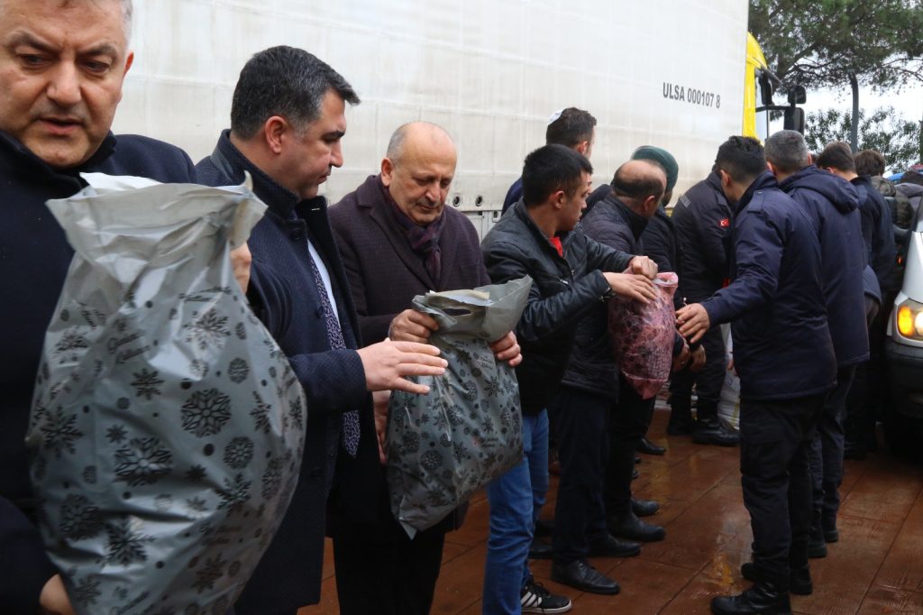 ÜNYE’DEN DEPREM BÖLGESİNE YARDIM TIRLARI ART ARDA YOLA ÇIKTI U4